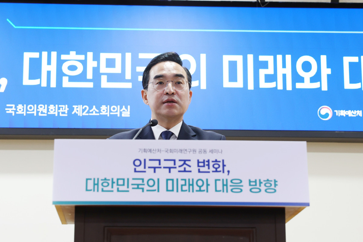 ▲박홍근 기획예산처 장관이 10월 29일 오전 서울 영등포구 국회의원회관 제2소회의실에서 열린 '기획예산처-국회미래연구원 공동 세미나'에서 개회사를 하고 있다. (기획예산처)