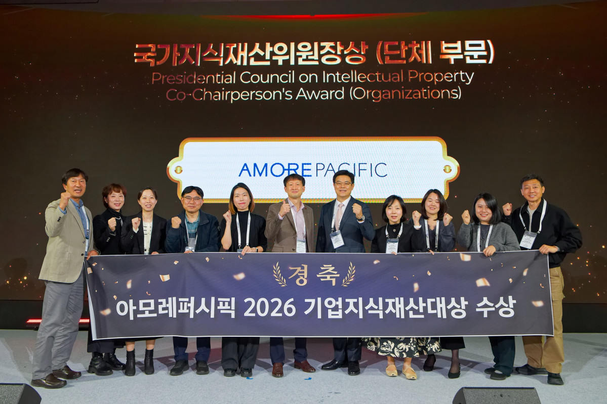 ▲아모레퍼시픽 임직원들이 서울 광진구 그랜드 워커힐 서울에서 열린 ‘2026 기업지식재산대상’ 시상식에서 단체부문 최고 표창인 국가지식재산위원회 공동위원장 표창을 받은 뒤 기념촬영을 하고 있다. (사진제공=아모레퍼시픽)
