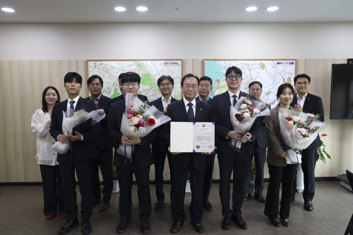▲한종관 전북신용보증재단 이사장(앞줄 가운데)이 중소벤처기업부 장관표창 수상을 기념해 임직원들과 기념촬영을 하고 있다. (사진제공=전북신용보증재단)
