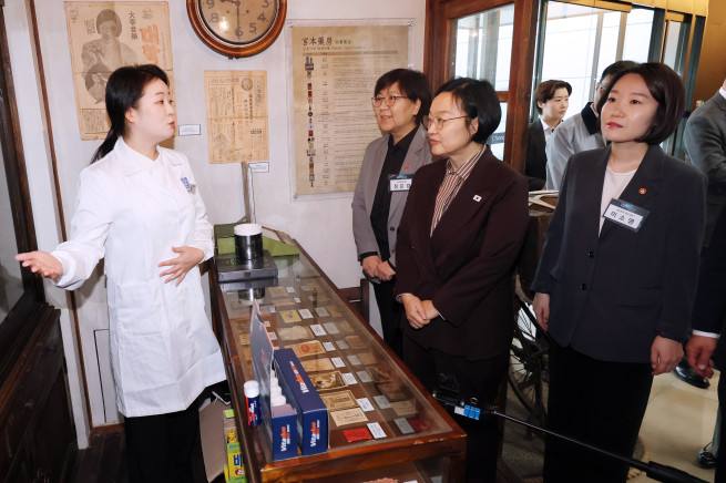 ▲한성숙 국무총리가 29일 천안시 종근당 천안공장에서 국가정책조정회의를 주재하기에 앞서 창업 당시 약방을 재현한 전시관에서 직원과 대화하고 있다. 왼쪽부터 정은경 보건복지부 장관, 한 총리, 이소영 중소벤처기업부 장관. 2026.10.29 (연합뉴스)