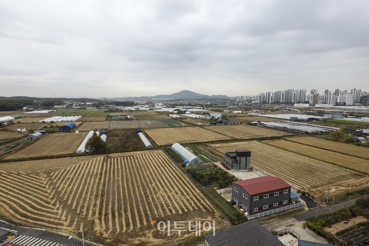 ▲정부가 7만6천가구 규모의 신규 택지 후보지 6곳을 추가 발표했다. 추가된 6개 지구는 김포시 고촌읍 김포 아라(3만7천가구), 구리시 사노동 구리 건원(1만4천600가구), 하남시 미사동 하남미사 K-컬처(1만2천가구), 하남시 감일동 하남 감일2(6천500가구), 의정부시 호원동 의정부 다락원(2천600가구), 고양시 대곡동 고양 대곡지식융합(확장)(4천가구)다. 국토부는 이미 훼손돼 환경적 보전 가치가 낮은 개발제한구역(그린벨트)으로, 난개발이 진행중이거나 우려돼 계획적이고 체계적인 개발이 필요하다고 설명했다. 사진은 29일 김포시 고촌읍 일대 전경. 고성준 기자 joonko1@