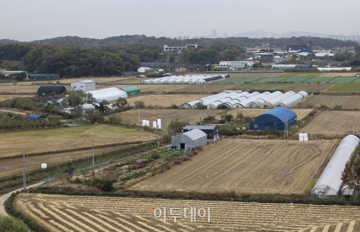 ▲정부가 7만6천가구 규모의 신규 택지 후보지 6곳을 추가 발표했다. 추가된 6개 지구는 김포시 고촌읍 김포 아라(3만7천가구), 구리시 사노동 구리 건원(1만4천600가구), 하남시 미사동 하남미사 K-컬처(1만2천가구), 하남시 감일동 하남 감일2(6천500가구), 의정부시 호원동 의정부 다락원(2천600가구), 고양시 대곡동 고양 대곡지식융합(확장)(4천가구)다. 국토부는 이미 훼손돼 환경적 보전 가치가 낮은 개발제한구역(그린벨트)으로, 난개발이 진행중이거나 우려돼 계획적이고 체계적인 개발이 필요하다고 설명했다. 사진은 29일 김포시 고촌읍 일대 전경. 고성준 기자 joonko1@