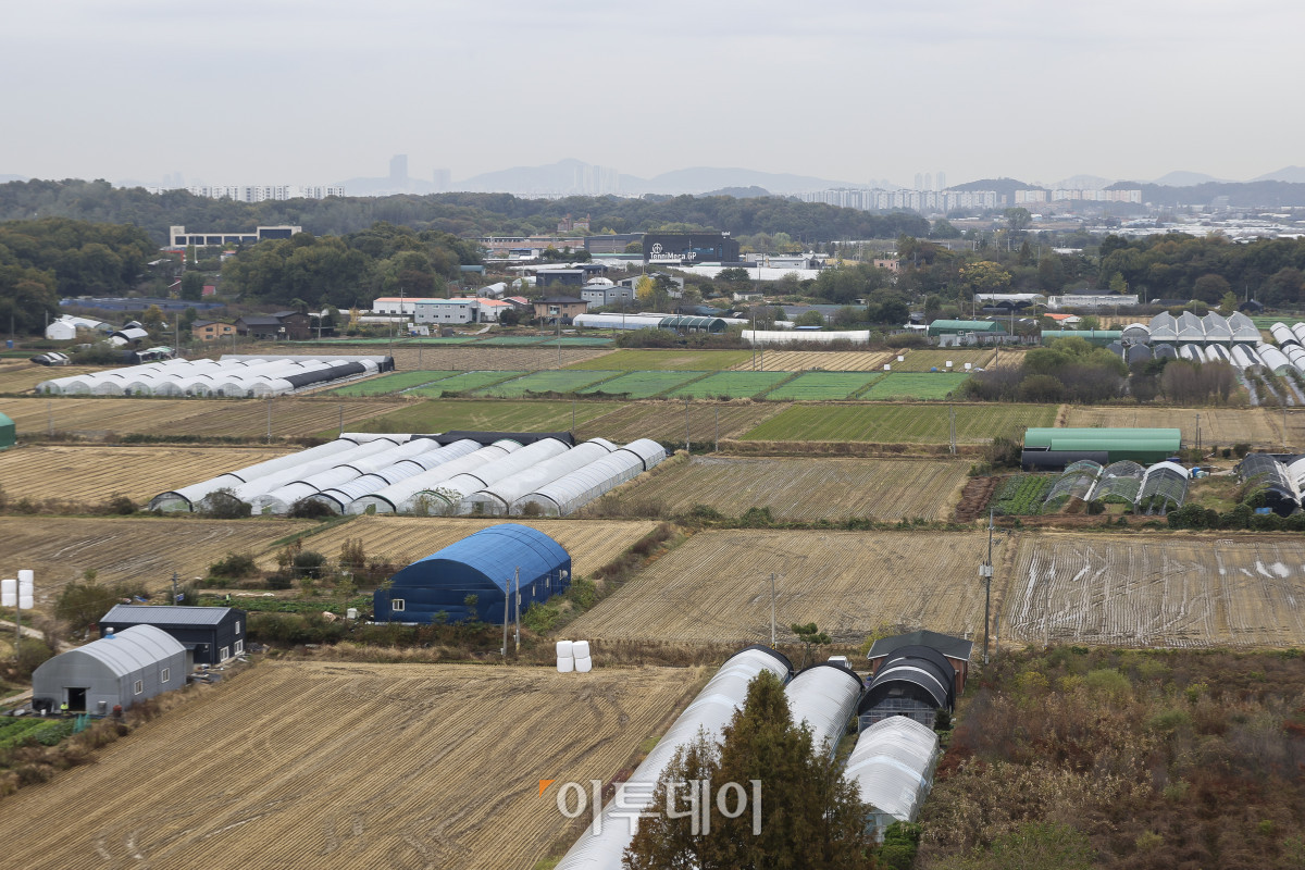 ▲정부가 7만6천가구 규모의 신규 택지 후보지 6곳을 추가 발표했다. 추가된 6개 지구는 김포시 고촌읍 김포 아라(3만7천가구), 구리시 사노동 구리 건원(1만4천600가구), 하남시 미사동 하남미사 K-컬처(1만2천가구), 하남시 감일동 하남 감일2(6천500가구), 의정부시 호원동 의정부 다락원(2천600가구), 고양시 대곡동 고양 대곡지식융합(확장)(4천가구)다. 국토부는 이미 훼손돼 환경적 보전 가치가 낮은 개발제한구역(그린벨트)으로, 난개발이 진행중이거나 우려돼 계획적이고 체계적인 개발이 필요하다고 설명했다. 사진은 29일 김포시 고촌읍 일대 전경. 고성준 기자 joonko1@