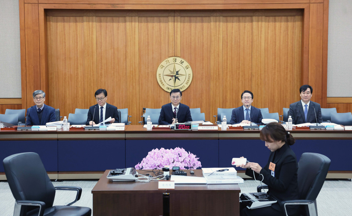 ▲국가정보원 김희수 기획조정실장(왼쪽부터), 이동수 제1차장, 이종석 원장, 김호홍 제2차장, 김창섭 제3차장이 29일 서울 국가정보원 청사에서 열린 국회 정보위원회 국가정보원에 대한 국정감사에 출석해 있다. 국회사진기자단