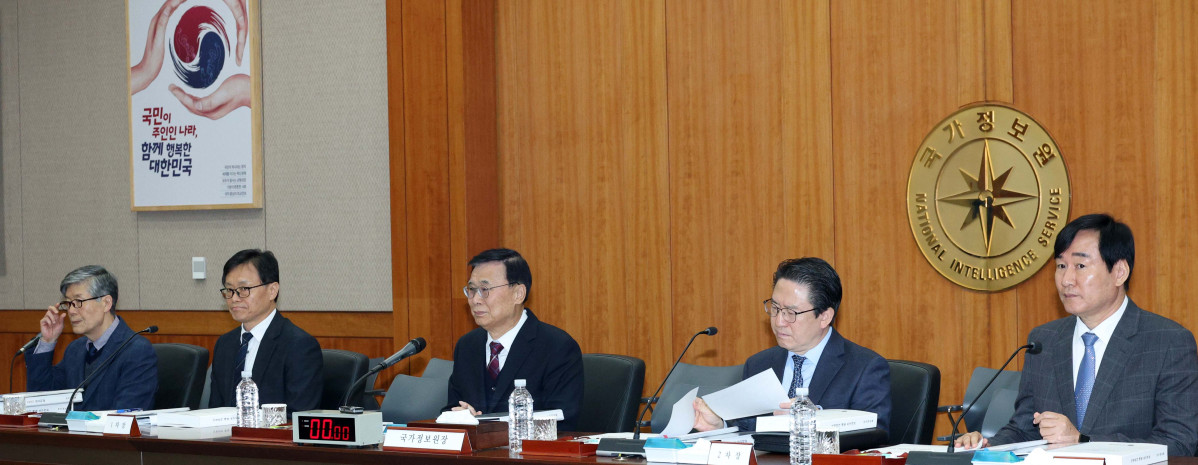 ▲29일 오전 국가정보원 청사에서 열린 국회 정보위의 국정원에 대한 국정감사에서 이종석(가운데)국정원장을 비롯한 기관증인들이 의원들의 질의를 듣고 있다. 왼쪽부터 김희수기조실장, 이동수1차장, 이원장, 김호홍2차장, 김창섭3차장. 국회사진기자단