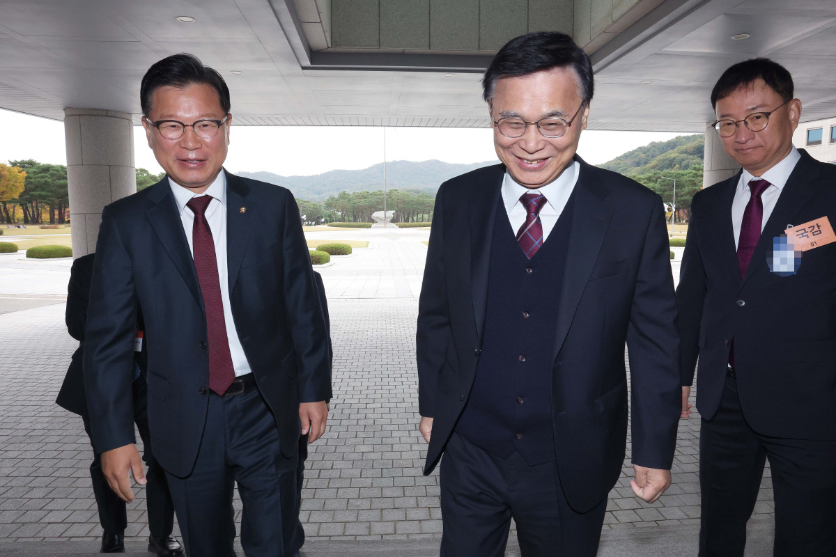 ▲이종석 국가정보원장이 29일 서울 국가정보원 청사에 도착한 이양수 국회 정보위원장과 함께 들어서고 있다. 국회사진기자단