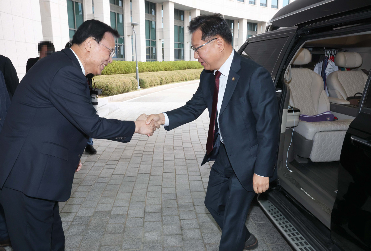 ▲이종석 국가정보원장이 29일 서울 국가정보원 청사에 도착한 이양수 국회 정보위원장과 악수하고 있다. 국회사진기자단