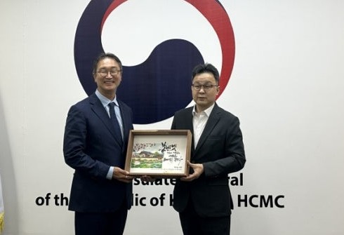 ▲박시홍(오른쪽) 봉화부군수가 호치민 국립경제대학 관계자에게 기념품을 증정하고 있다. (봉화군)