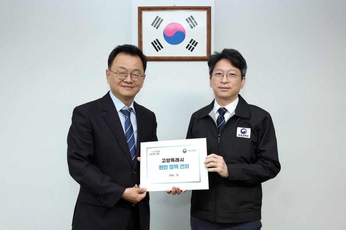 ▲민경선 고양시장이 21일 홍지선 국토교통부 장관에게 고양시 주요 현안 5건에 대한 정책 건의서를 전달하고 있다. (민경선 고양시장 페이스북)