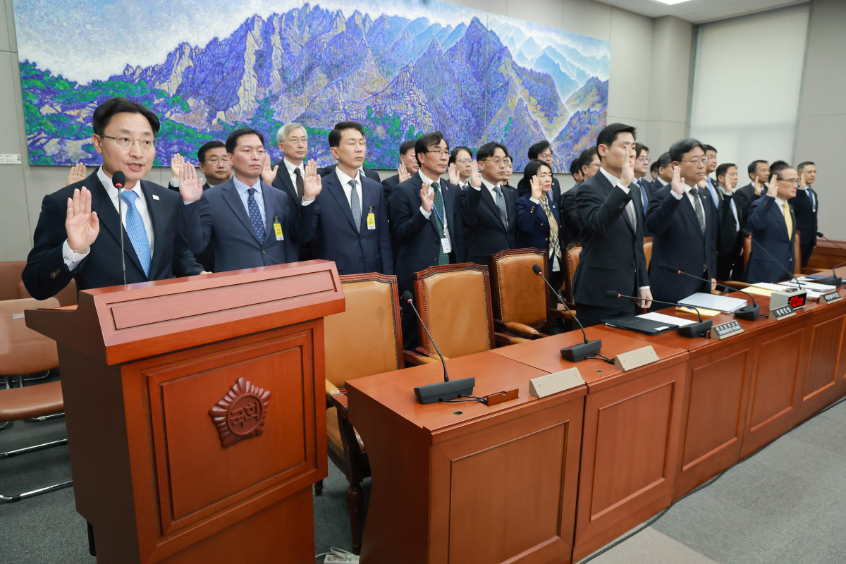 ▲임광현 대통령 비서실장이 29일 국회 운영위원회에서 열린 대통령비서실, 국가안보실, 대통령경호처에 대한 국정감사에서 선서하고 있다. (연합뉴스)