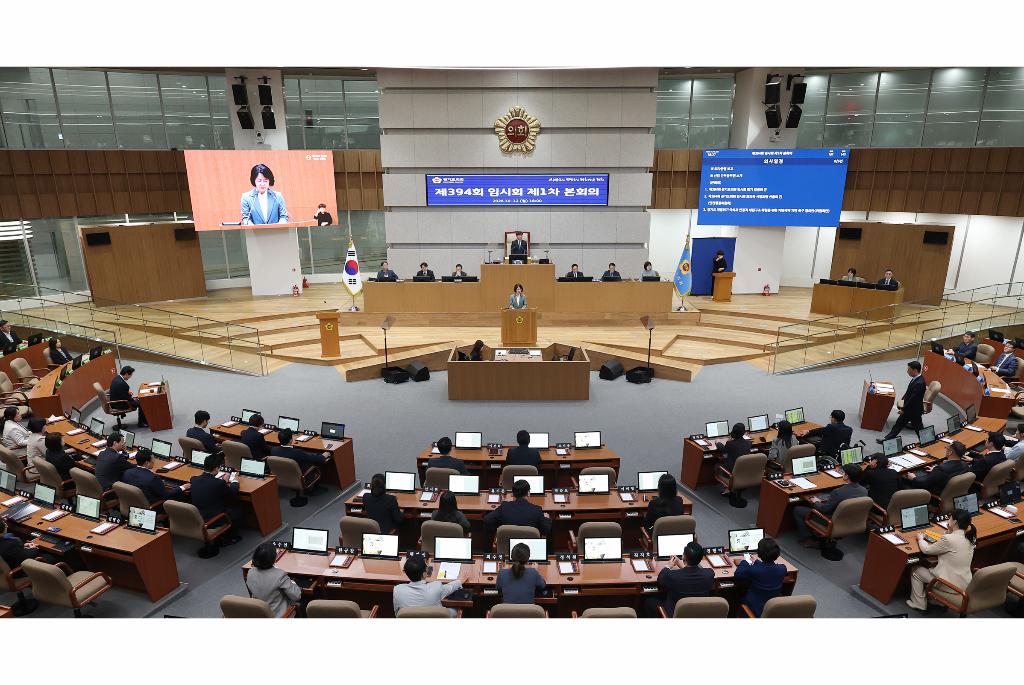 ▲추미애 경기도지사가 12일 경기도의회 임시회 본회의에서 제2회 추가경정예산안 의결 뒤 인사말을 하고 있다. 도와 도의회는 이날 막판 합의로 민생예산 216억원을 복원했으며, 도는 29일 남종섭 의장이 제안한 여·야·정 협치위원회 구성 논의에 나서겠다고 밝혔다. (경기도)
