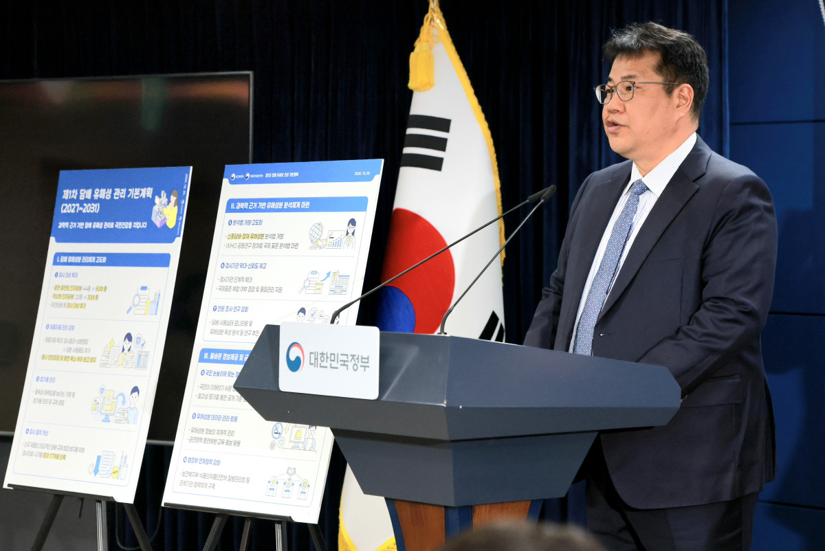 ▲손영래 보건복지부 지역필수공공의료실장이 29일 서울 종로구 정부서울청사에서 제1차 담배 유해성 관리 기본계획을 발표하고 있다. (사진제공=보건복지부)