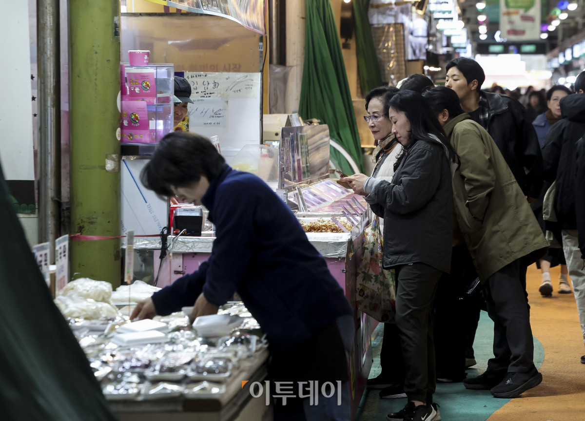 ▲제2회 코리아 그랜드 페스티벌이 시작되는 29일 서울 마포구 망원시장을 찾은 시민들이 장을 보고 있다. 정부는 내수 활성화와 지역 상권 활력 제고를 위해 29일부터 다음 달 15일까지 전국 4만여 개 기업이 참여하는 '제2회 코리아 그랜드 페스티벌'을 개최한다. 행사 기간 한우·수산물 등을 최대 50% 할인 판매하고 지역사랑상품권 할인율을 확대하는 등 다양한 소비 촉진 행사를 진행한다. 고성준 기자 joonko1@