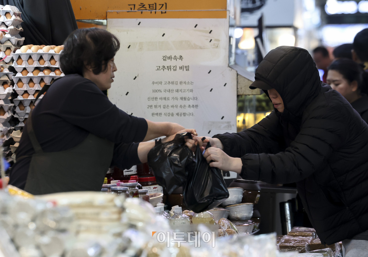 ▲제2회 코리아 그랜드 페스티벌이 시작되는 29일 서울 마포구 망원시장을 찾은 시민들이 장을 보고 있다. 정부는 내수 활성화와 지역 상권 활력 제고를 위해 29일부터 다음 달 15일까지 전국 4만여 개 기업이 참여하는 '제2회 코리아 그랜드 페스티벌'을 개최한다. 행사 기간 한우·수산물 등을 최대 50% 할인 판매하고 지역사랑상품권 할인율을 확대하는 등 다양한 소비 촉진 행사를 진행한다. 고성준 기자 joonko1@