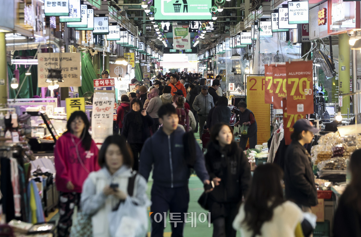 ▲제2회 코리아 그랜드 페스티벌이 시작되는 29일 서울 마포구 망원시장을 찾은 시민들이 장을 보고 있다. 정부는 내수 활성화와 지역 상권 활력 제고를 위해 29일부터 다음 달 15일까지 전국 4만여 개 기업이 참여하는 '제2회 코리아 그랜드 페스티벌'을 개최한다. 행사 기간 한우·수산물 등을 최대 50% 할인 판매하고 지역사랑상품권 할인율을 확대하는 등 다양한 소비 촉진 행사를 진행한다. 고성준 기자 joonko1@