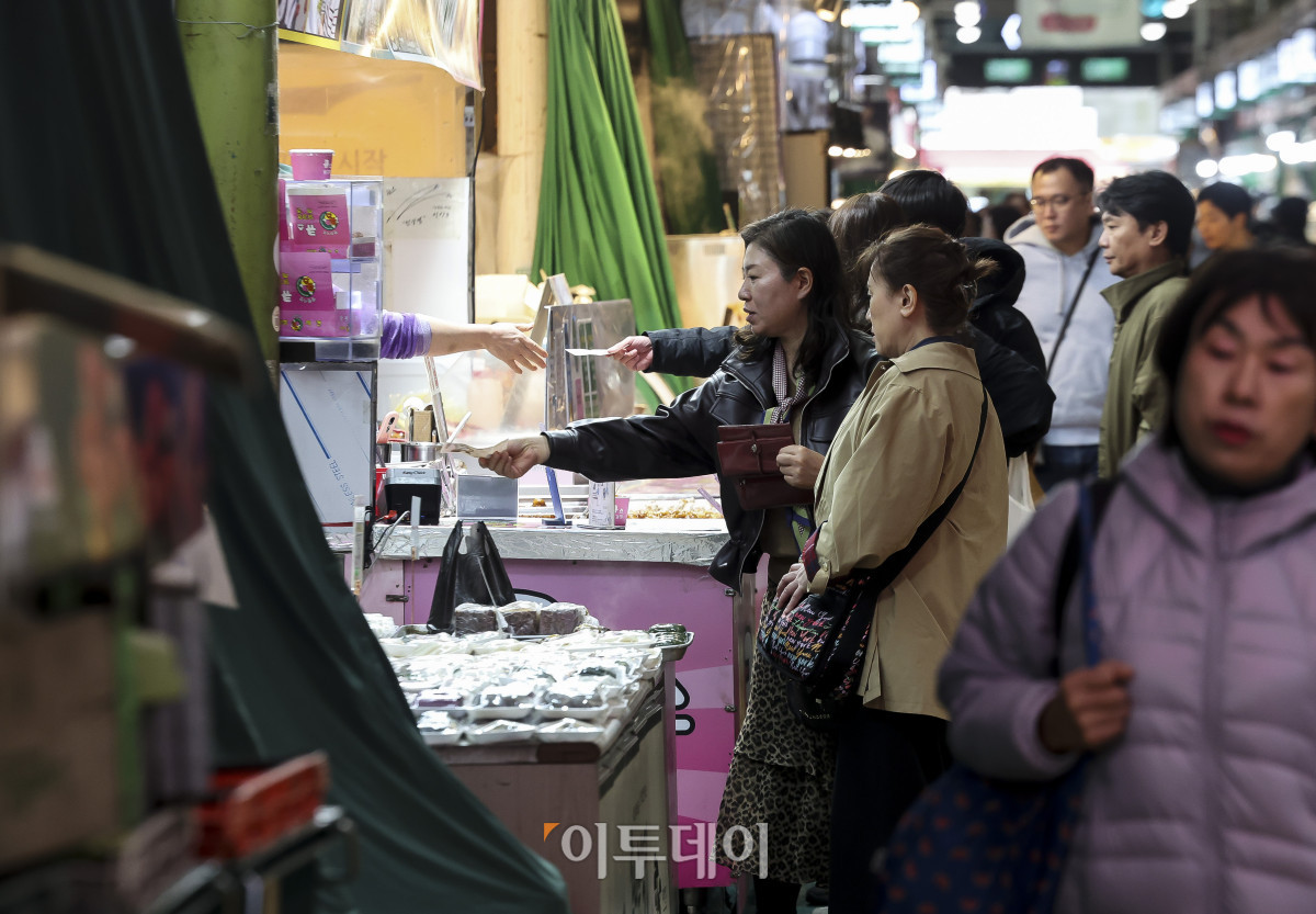 ▲제2회 코리아 그랜드 페스티벌이 시작되는 29일 서울 마포구 망원시장을 찾은 시민들이 장을 보고 있다. 정부는 내수 활성화와 지역 상권 활력 제고를 위해 29일부터 다음 달 15일까지 전국 4만여 개 기업이 참여하는 '제2회 코리아 그랜드 페스티벌'을 개최한다. 행사 기간 한우·수산물 등을 최대 50% 할인 판매하고 지역사랑상품권 할인율을 확대하는 등 다양한 소비 촉진 행사를 진행한다. 고성준 기자 joonko1@