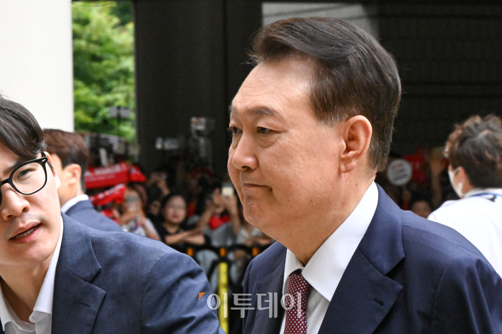 ▲윤석열 전 대통령이 지난해 7월 3일 서울 서초구 서울중앙지방법원에서 열린 우두머리 혐의·직권남용 권리행사 방해 혐의 사건 9차 공판에 출석하고 있다. (이투데이DB)