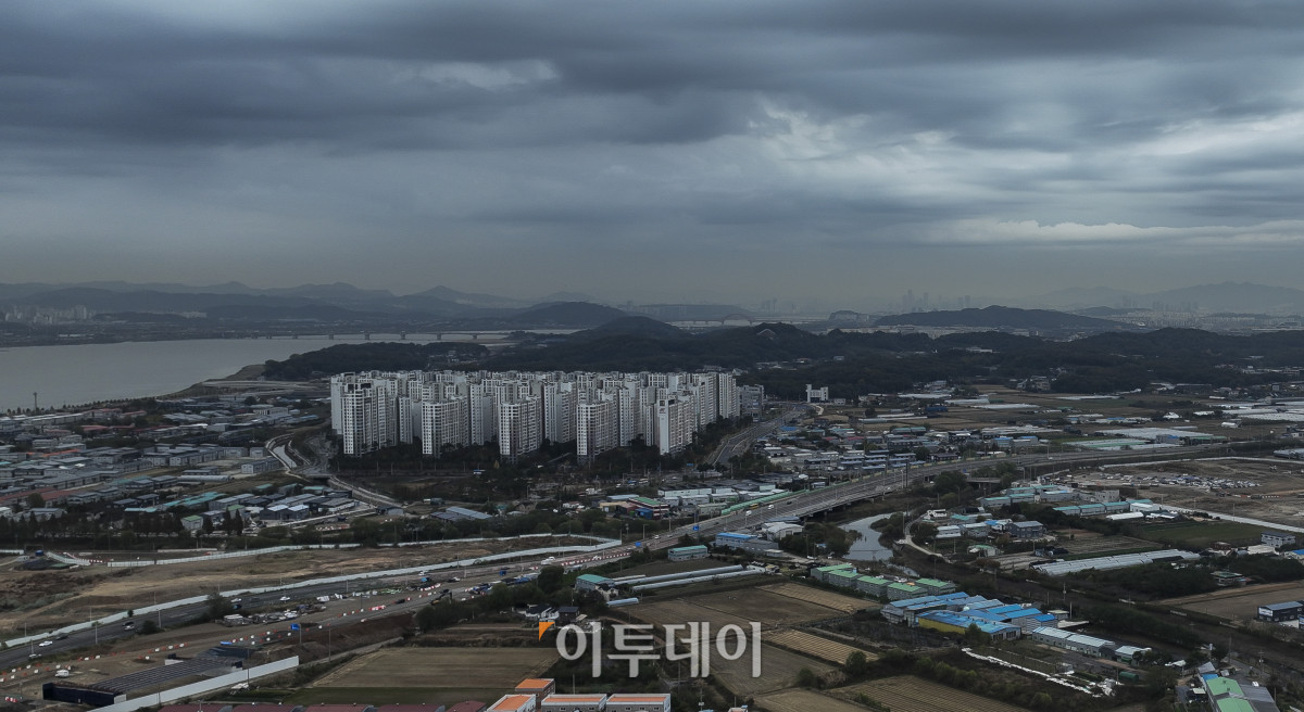▲정부가 7만6천가구 규모의 신규 택지 후보지 6곳을 추가 발표했다. 추가된 6개 지구는 김포시 고촌읍 김포 아라(3만7천가구), 구리시 사노동 구리 건원(1만4천600가구), 하남시 미사동 하남미사 K-컬처(1만2천가구), 하남시 감일동 하남 감일2(6천500가구), 의정부시 호원동 의정부 다락원(2천600가구), 고양시 대곡동 고양 대곡지식융합(확장)(4천가구)다. 국토부는 이미 훼손돼 환경적 보전 가치가 낮은 개발제한구역(그린벨트)으로, 난개발이 진행중이거나 우려돼 계획적이고 체계적인 개발이 필요하다고 설명했다. 사진은 29일 김포시 사우동에서 바라본 고촌읍(김포 아라) 일대 전경. 고성준 기자 joonko1@