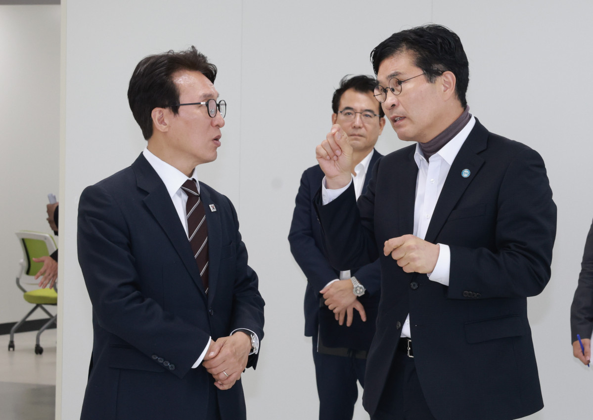 ▲이원택 전북지사가 29일 새만금 현장에서 김민석 민주당 메가성장특위 위원장과 현대차 투자 지원 방안을 논의하고 있다. (사진제공=전북특별자치도)