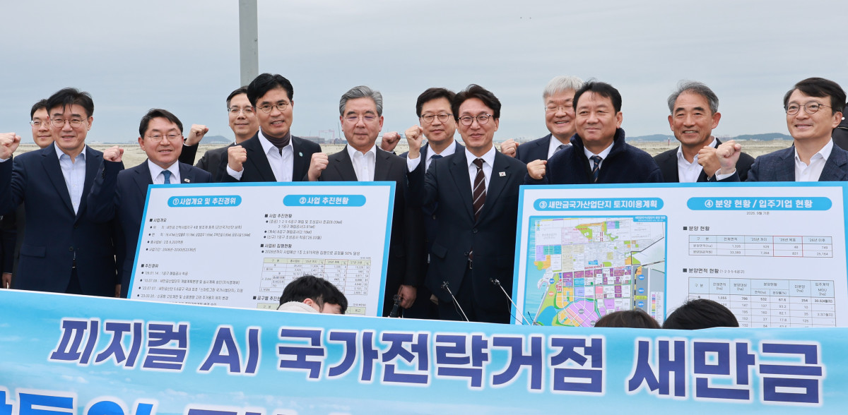 ▲김민석 민주당 메가성장특위 위원장과 이원택 전북지사 등 참석자들이 29일 새만금 투자 현장을 찾아 사업 추진 상황을 점검하고 있다. (사진제공=전북특별자치도)