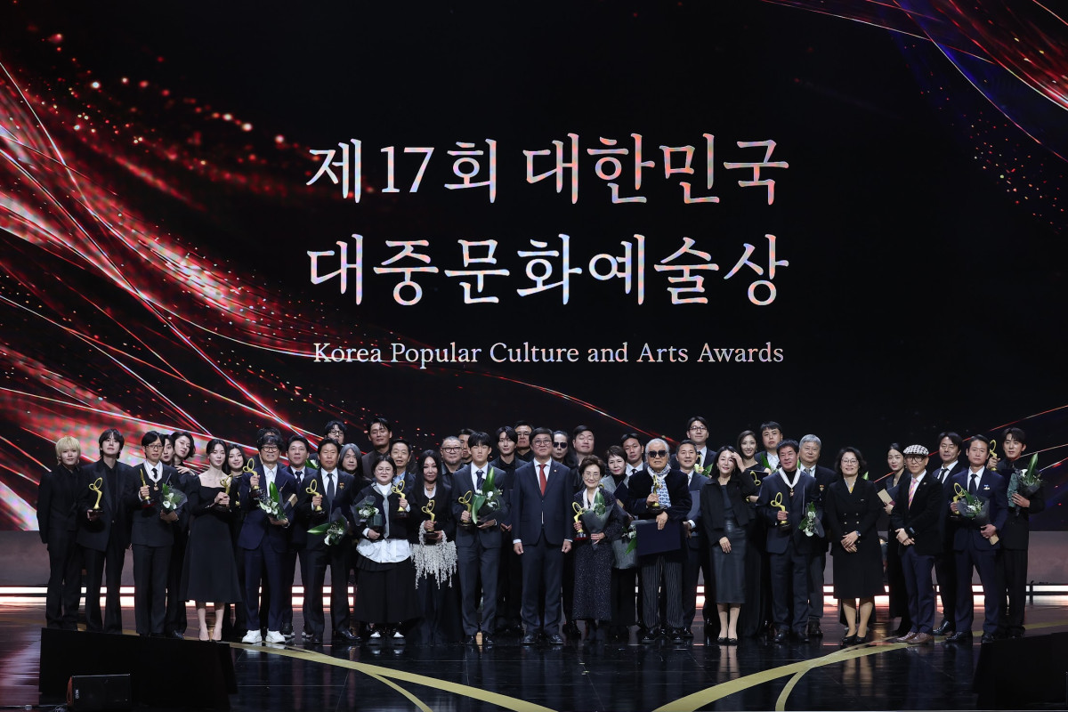 ▲29일 서울 중구 국립극장 해오름극장에서 열린 '2026 대한민국 대중문화예술상' 시상식에서 수상자들이 기념 사진을 촬영하고 있다. (사진제공='2026 대한민국 대중문화예술상')