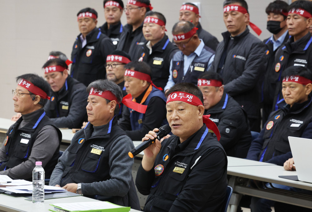 ▲29일 경기도 수원시 영통구 경기지방노동위원회에서 열린 경기도 버스 노사 최종 조정회의에서 이기천 경기지역자동차노동조합 위원장이 인사말을 하고 있다. (연합뉴스)