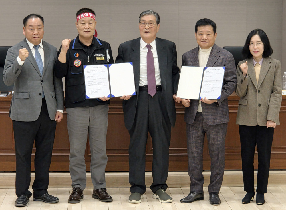 ▲30일 경기 수원시 영통구 경기지방노동위원회에서 열린 경기지역 버스업체 노사 최종 조정회의에서 노사 양측과 조정위원들이 협상을 타결한 뒤 기념촬영을 하고 있다. (연합뉴스)