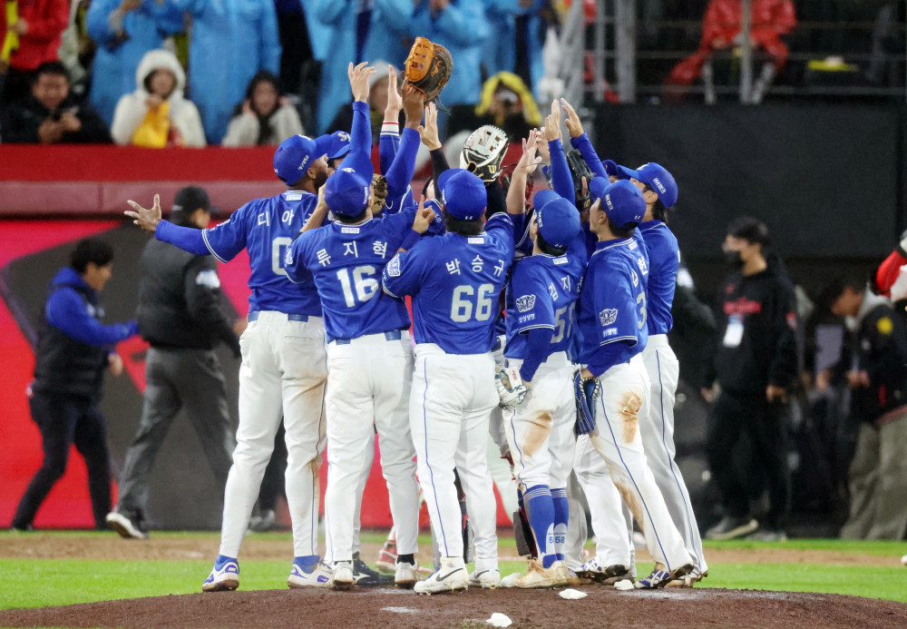 ▲29일 전남광주 기아챔피언스필드에서 열린 프로야구 2026 포스트시즌 플레이오프 3차전 삼성 라이온즈와 KIA 타이거즈의 경기. 삼성 선수들이 6-4로 경기를 마친 뒤 환호하며 승리를 자축하고 있다. (연합뉴스)