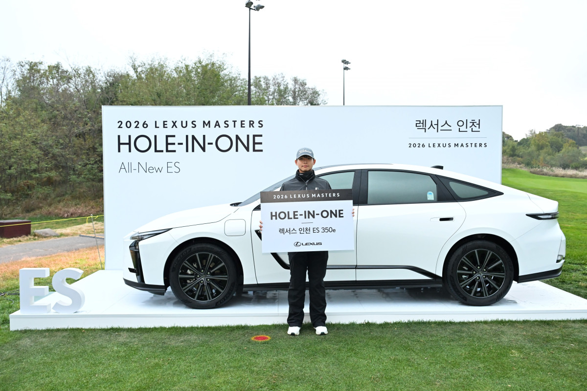 ▲‘2026 렉서스 마스터즈’에서 홀인원을 기록한 안지민 선수가 부상으로 제공되는 ‘올 뉴 렉서스 ES 350e’ 차량 앞에서 기념촬영을 하고 있다. (사진=렉서스)