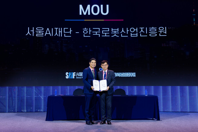 ▲서울AI재단 김만기(오른쪽) 이사장이 한국로봇산업진흥원 조영훈 원장과 업무협약 체결 이후 기념사진 촬영을 하고 있다. (사진제공=서울시)
