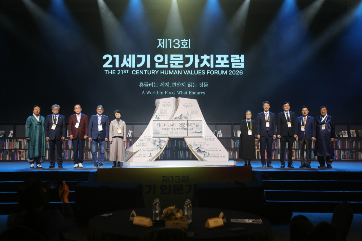 ▲21세기 인문가치포럼 강연자들이 29일 안동국제컨벤션센터에서 포럼 개막을 알리고 있다. (안동시)