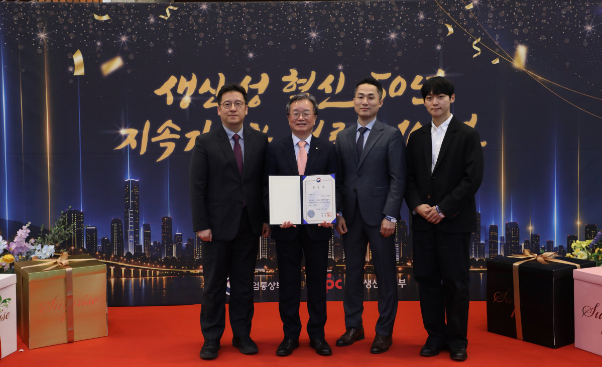 ▲서울신용보증재단 임직원들이 장관 표창 수상 후 기념촬영을 하고 있다. (서울시)