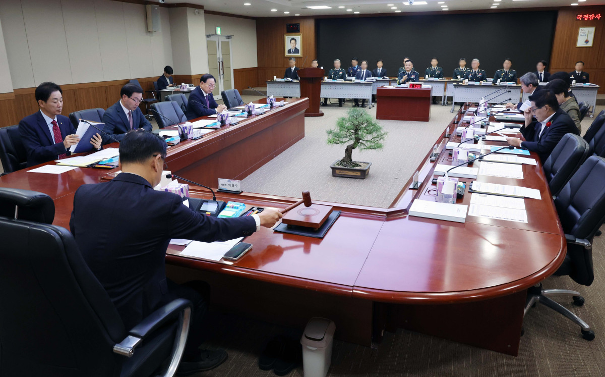 ▲30일 국방방첩본부에서 편무삼 국방방첩본부장 등이 출석한 가운데 열린 국회 정보위원회의 국방방첩본부에 대한 국정감사에서 이양수 정보위원장이 의사봉을 두드리고 있다. 신태현 기자 holjjak@