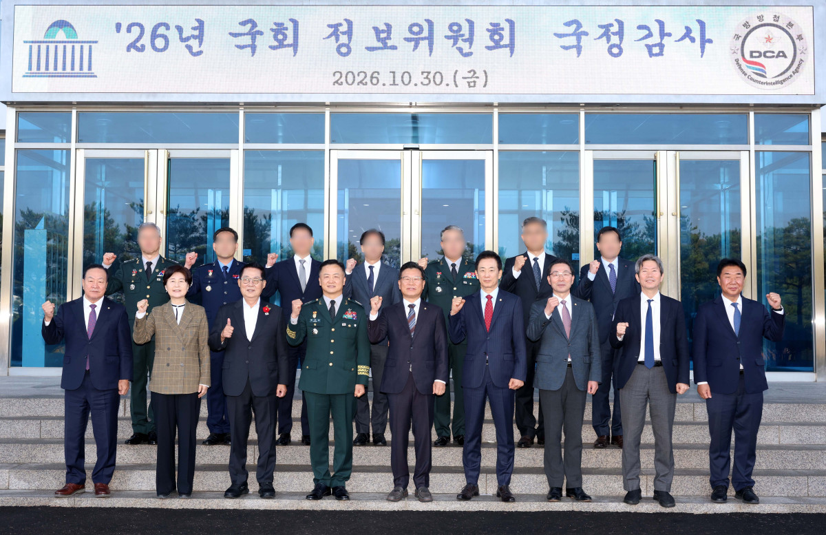 ▲30일 국방방첩본부에서 열린 국회 정보위원회의 국방방첩본부에 대한 국정감사에 앞서 이양수 정보위원장과 여야 감사위원, 편무삼 국방방첩본부장 등이 기념촬영을 하고 있다. 신태현 기자 holjjak@