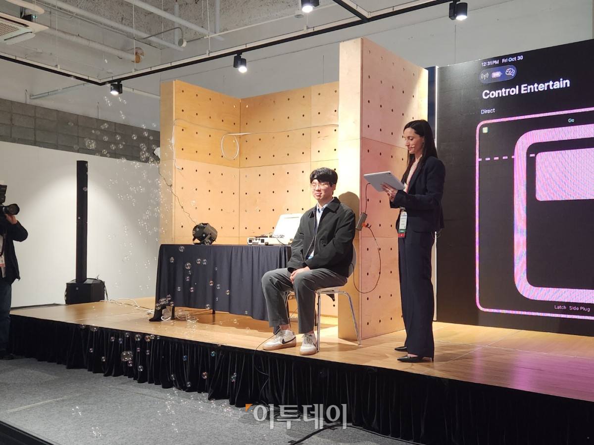▲디온 켈리 포시비리티 뉴로테크놀로지 CEO가 30일 서울 코엑스에서 열린 바이오플러스-인터펙스 코리아 2026(BIX 2026) 행사장에서 BCI를 시연하고 있다. (이상민 기자 imfactor@)