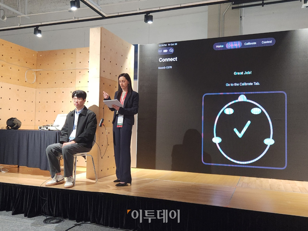 ▲참가자가 착용한 헤드셋에는 양쪽 귀와 이마에 총 4개의 센서가 부착돼 있다. (이상민 기자 imfactor@)