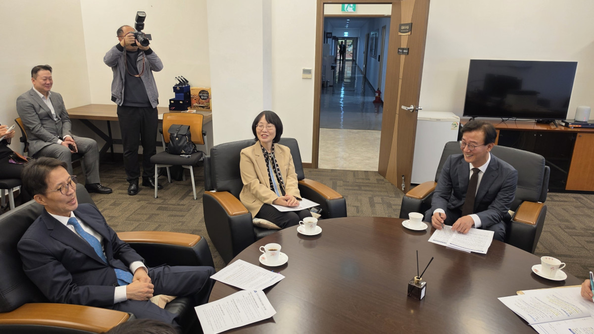 ▲전재수시장이 김진오 인구전략위원회 부위원장을 접견하고 있다. (사진제공=부산시)