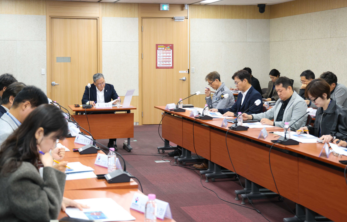 ▲황준기 용인특례시 제2부시장이 29일 용인시청 컨퍼런스룸에서 열린 첨단시스템반도체 국가산단 부지조성·팹 착공 지원 종합대책 TF 첫 회의를 주재하고 있다. 용인시는 공사차량 우회도로와 근로자 주차·숙소 대책 등을 관계기관과 논의했다. (용인특례시)
