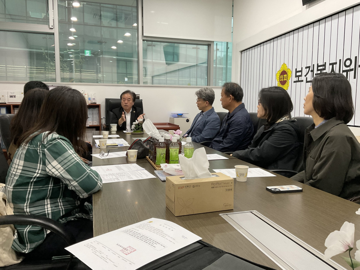 ▲김동규 경기도의회 보건복지위원장이 29일 도의회 보건복지위원회 회의실에서 장애인주간보호시설협회 관계자들과 2027년 복지예산 편성에 관한 의견을 나누고 있다. (경기도의회)