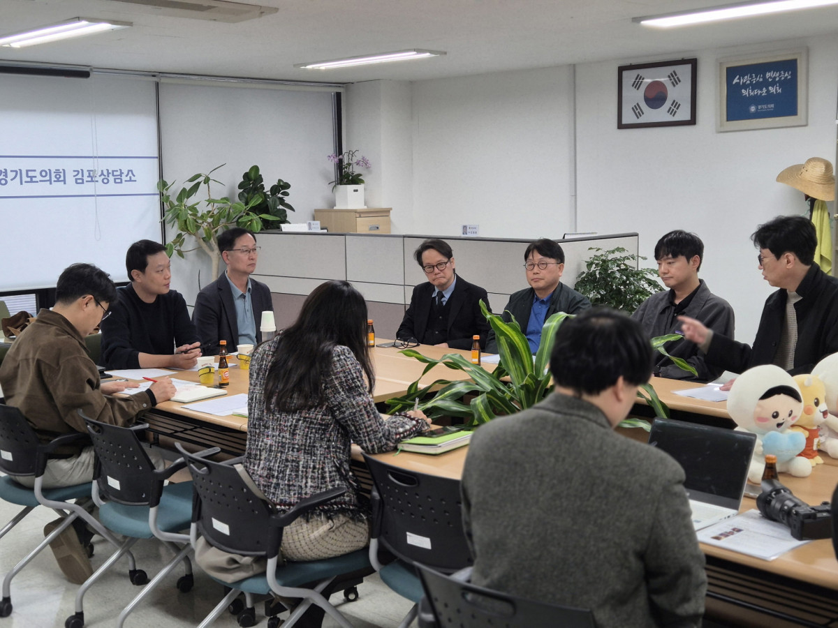 ▲채신덕 경기도의회 문화체육관광위원장과 최규진 의원이 29일 도의회 김포상담소에서 오동진 DMZ국제다큐멘터리영화제 집행위원장, 허은광 사무국장, 다큐멘터리 창작자들과 ‘2026 다큐멘터리 창작자 간담회'를 하고 있다. (경기도의회)