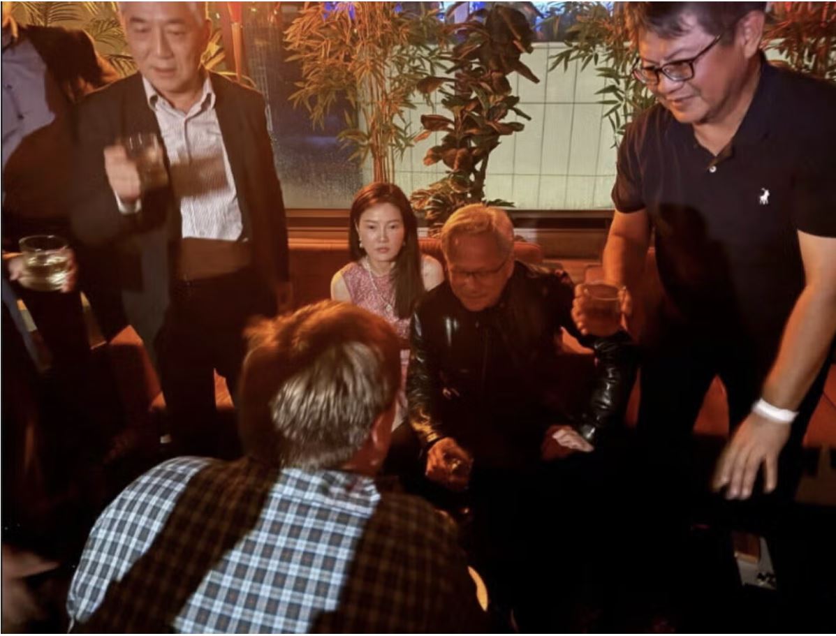 ▲젠슨 황 엔비디아 최고경영자(CEO)가 2024년 6월 대만 타이베이에서 열린 파티에서 싱가포르 데이터센터 업체 메가스피드의 임원 앨리스 황(황러)과 함께하고 있는 모습. 이 사진은 기업 넷선더가 링크드인에 게시했다. (출처 넷선더 링크드인)