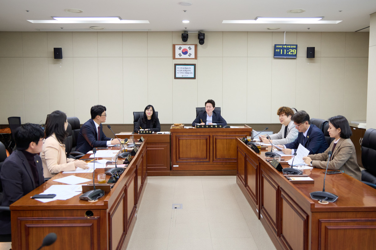 ▲박병민 용인특례시의회 의회운영위원장(가운데)이 30일 의회운영위원회 회의를 주재하고 있다. (용인특례시의회)
