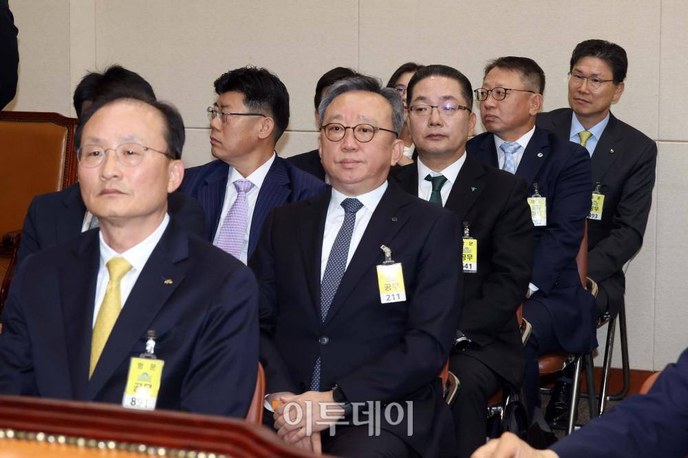 ▲19일 서울 여의도 국회에서 열린 정무위원회의 금융감독원 등에 대한 국정감사에서 이환주 KB국민은행장과 정상혁 신한은행장, 이호성 하나은행장, 정진완 우리은행장, 강태영 NH농협은행장이 출석하고 있다. 신태현 기자 holjjak@ (이투데이DB)