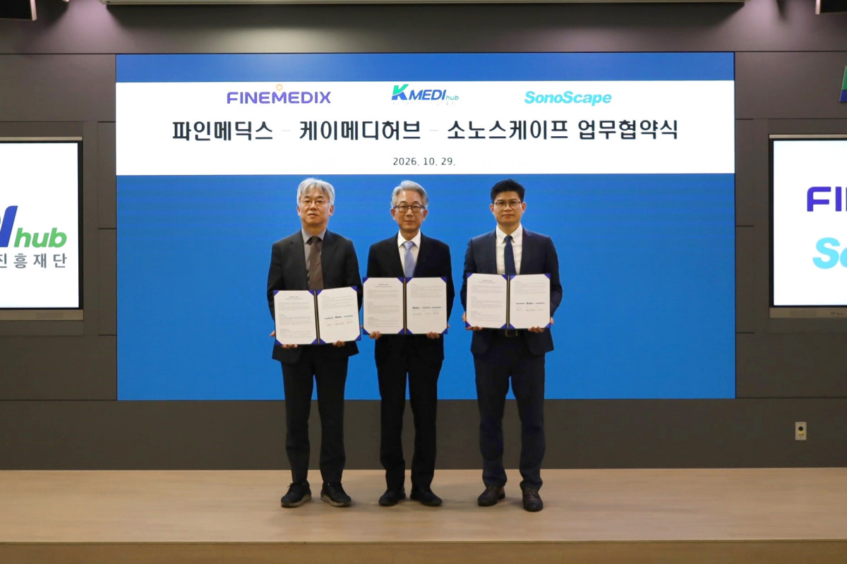 ▲(왼쪽부터) 전성우 파인메딕스 대표이사, 박구선 케이메디허브 이사장, 셰인 리 소노스케이프 동아시아 영업·마케팅 리더가 29일 케이메디허브 커뮤니케이션센터에서 내시경 교육 훈련 및 전문인력 양성을 위한 업무협약을 체결한 뒤 기념촬영을 하고 있다. (사진제공=파인메딕스)