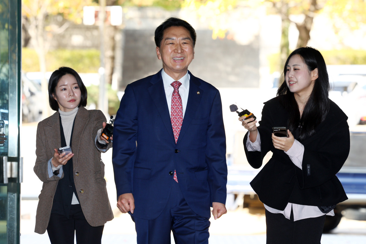 ▲김건희 여사에게 전당대회 당선을 대가로 267만원 상당의 가방을 건넨 혐의를 받는 김기현 국민의힘 의원이 30일 서울 서초구 서울중앙지방법원에서 열린 1심 선고 공판에 출석하고 있다. (뉴시스)