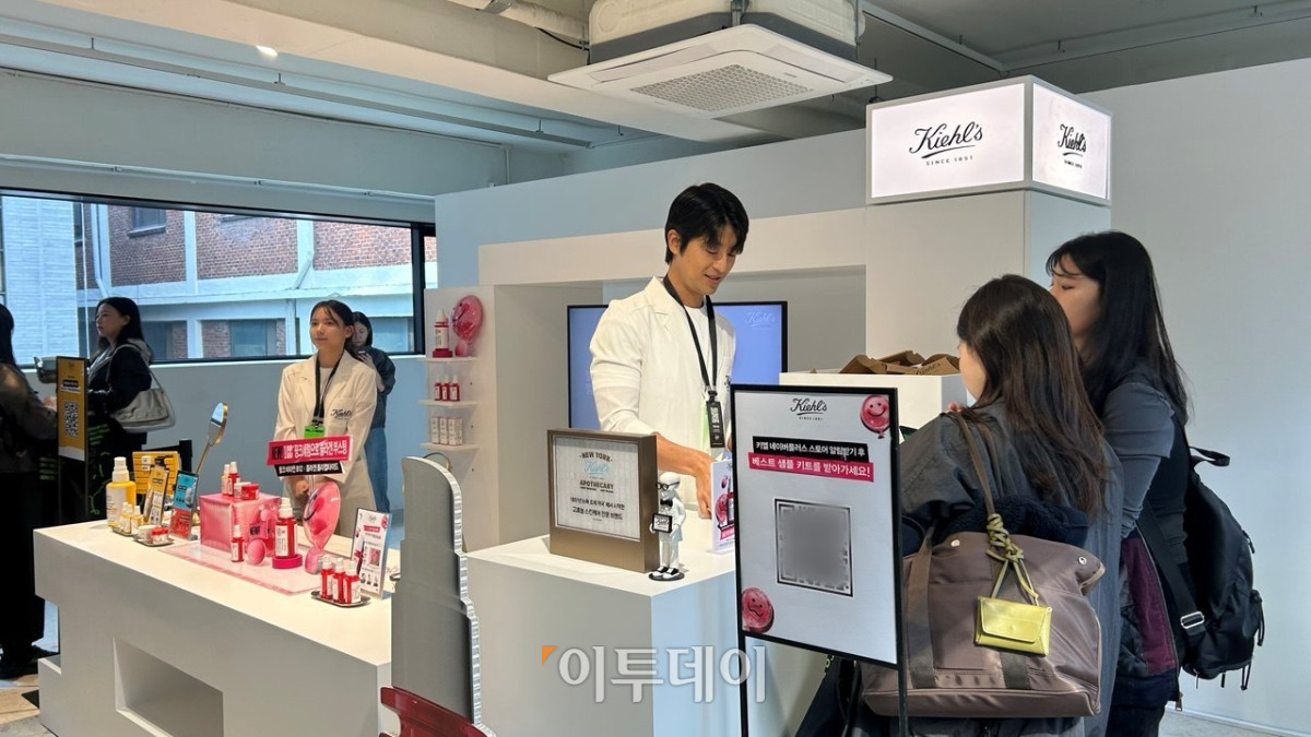 ▲30일 서울 성수동 앤더슨씨에서 열린 ‘넾페스타’ 브랜드 부스에서 방문객이 이벤트에 참여하고 있다. (사진=연희진 기자 toyo@)