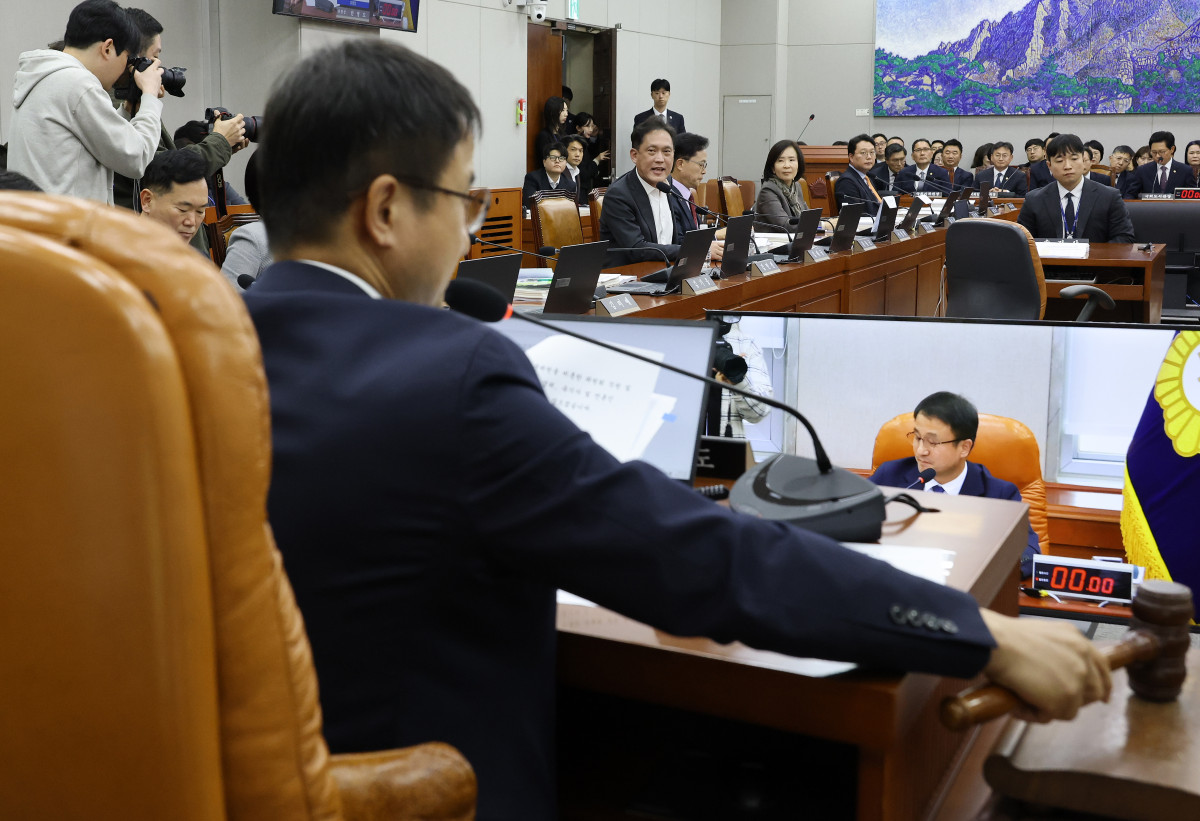 ▲국민의힘 김태규 의원이 30일 국회 운영위원회에서 열린 국회사무처 등에 대한 국정감사에서 한병도 위원장의 의사진행에 항의하고 있다. 2026.10.30 (사진=연합뉴스)