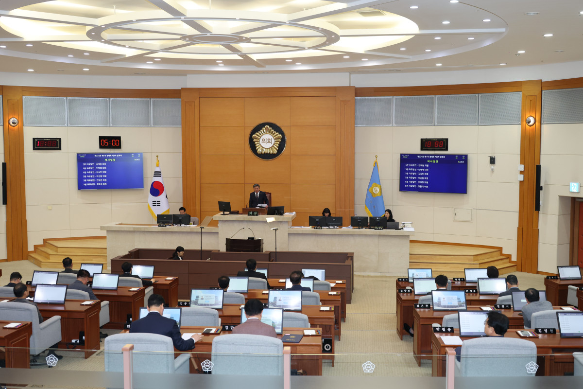 ▲포항시의회(의장 김철수)는 30일 제334회 본회의를 열어 총 28건의 안건을 처리하고, 12일부터 30일까지 이어진 19일간의 일정을 마무리했다. (포항시의회)