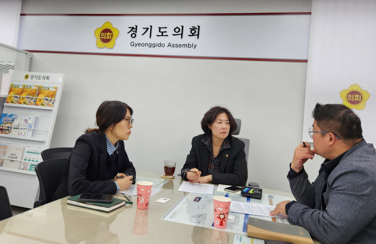 ▲유수연 경기도의회 경제노동위원회 의원이 30일 경기도의회 의정부상담소에서 경기북부상공회의소, 경기도 노동국 관계자들과 경기공동근로복지기금의 안정적 운영과 2027년도 예산 확보 방안을 논의하고 있다. (경기도의회)