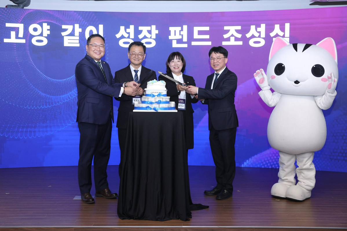 ▲민경선 고양특례시장과 행사 관계자들이 30일 '고양 같이 성장 펀드' 조성식에서 기념행사를 함께하고 있다. 고양시는 지역 성장기업에 대한 투자와 첨단기업 유치를 연계해 자족도시 기반을 강화한다는 방침이다. (민경선 고양시장 페이스북)